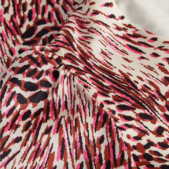 EXPRESS Abstract Print Puff Sleeve Ruched Hi-Lo Midi Dress - Picture 3 of 4